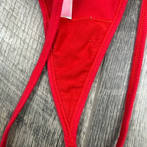 VS Red Ribbed V String Thong - Picture 7 of 8